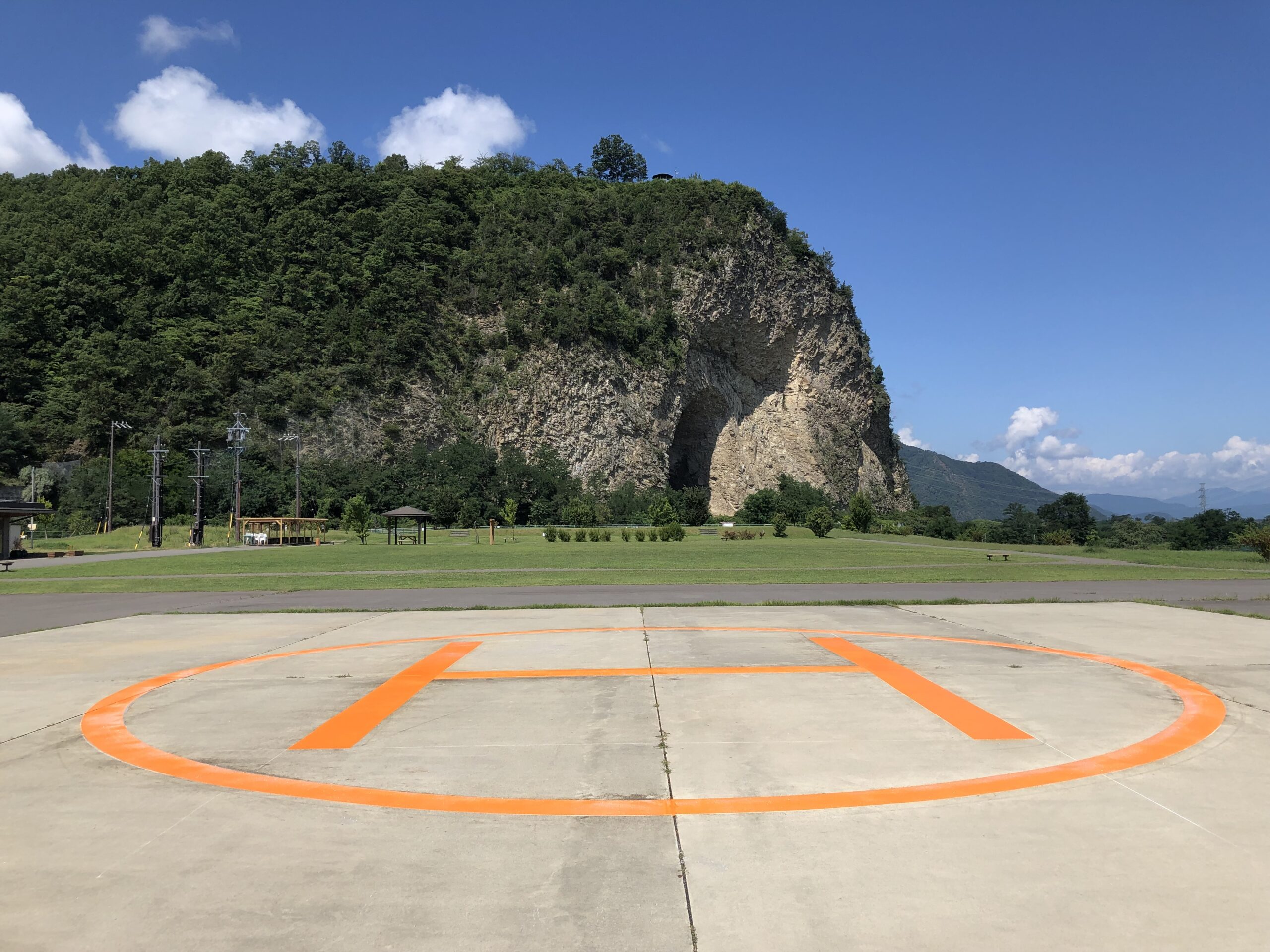 岩鼻とヘリポート